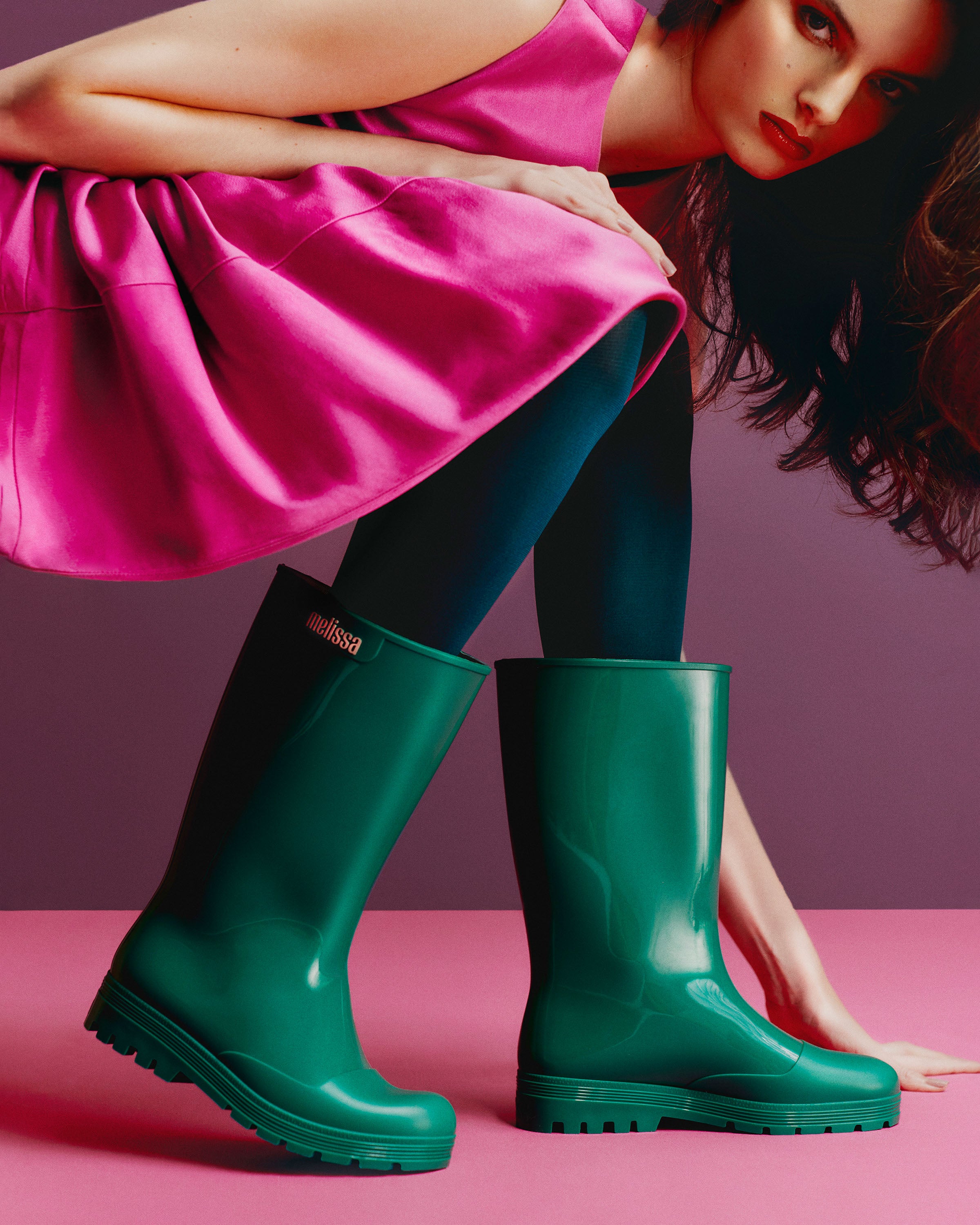 Zoom sur la collection automne-hiver 2023 de Melissa : des couleurs éclatantes pour affronter le froid avec style