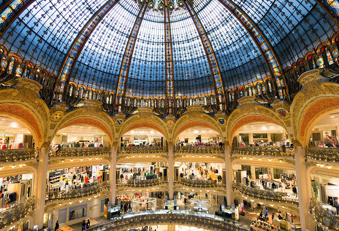 DEUX GRANDS MAGASINS PARISIENS EN MODE GREEN