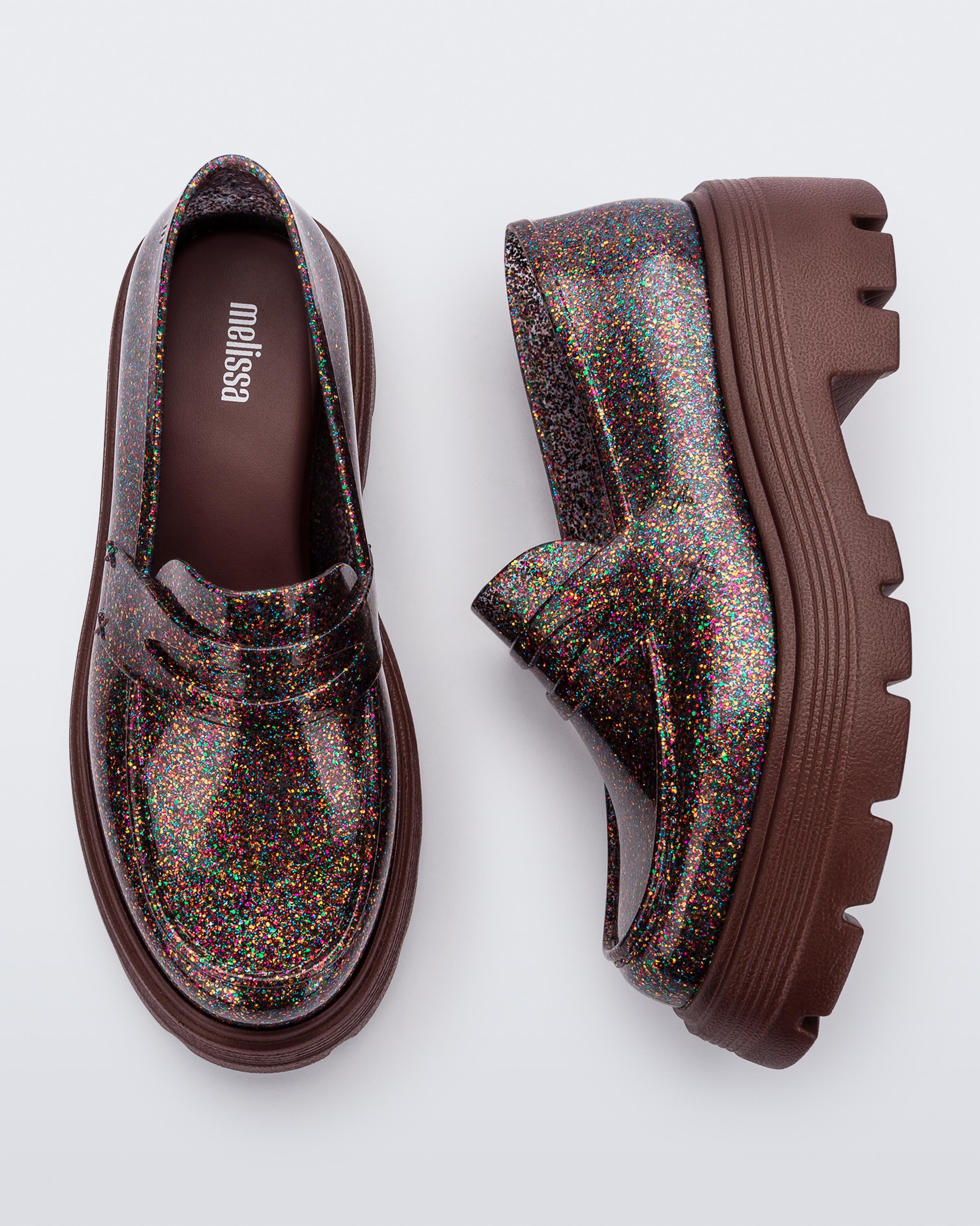 Mocassins glitter dont un sur le côté